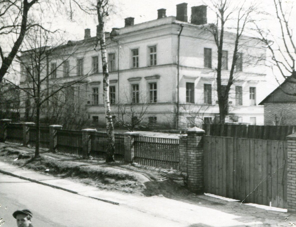 Tallinna Onkoloogia Dispanseri esimene "oma maja" Wismari tänav 15. Paremal Juku tall mis ehitati ümber röntgenikabinetiks