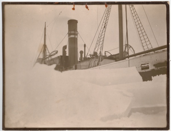 Kaubaaurik "Järvamaa" jääs reisil Hull - Tallinn