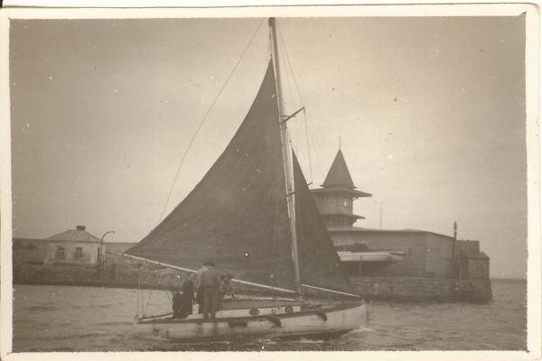 Ahto Valteri purjekas "Ahto" meeskonnaga väljumas Tallinna sadamast