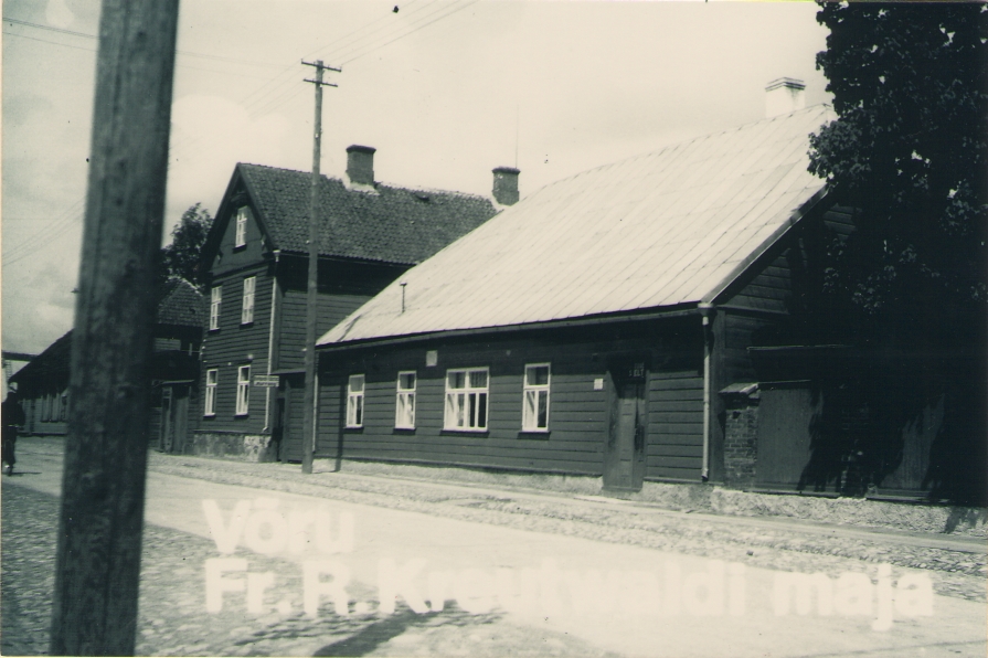 Foto. Fr. R. Kreutzwaldi elumaja ja kõrvalmaja, kus asus kompvekitööstus MURRANG. Võru, 1934.