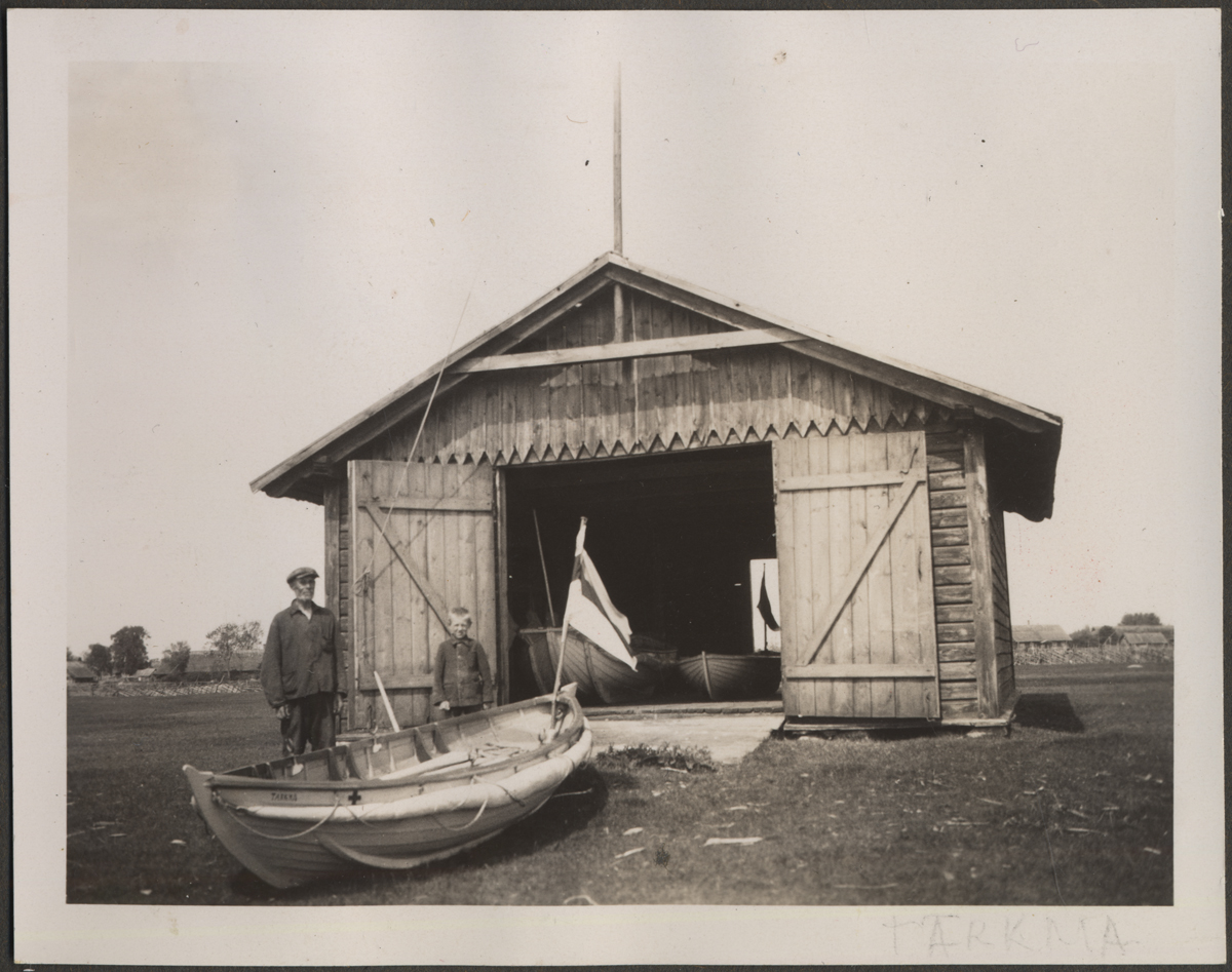 Paat Tärkma päästejaama ees