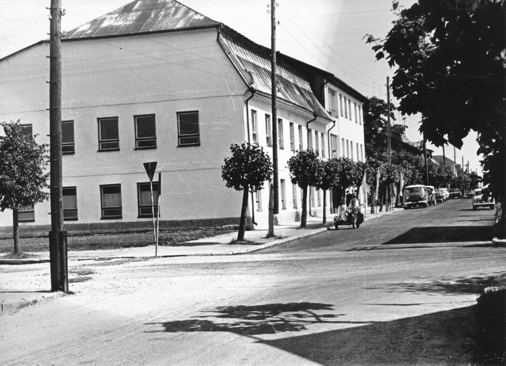 Foto. Võru Tööstustehnikumi peahoone 50. aastapäeval juunis 1975.a. (endine Võru vangla)