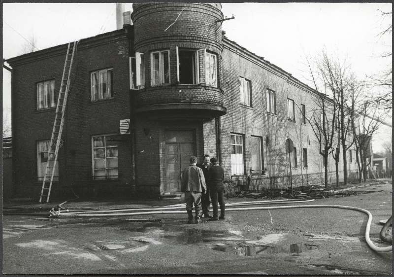 foto, Viljandi, Turu tn 7, leivakombinaat, pärast põlengut, 21.04.1984, foto E. Veliste