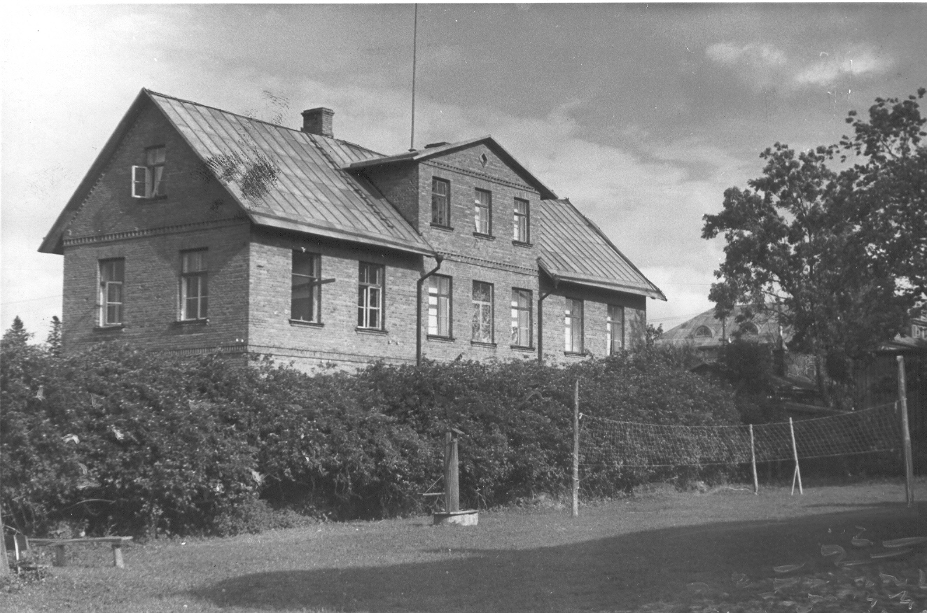 Foto. Endine Sirgu kool, mille hoovil hukati revolutsionääre  1918.a. 6.märtsil.