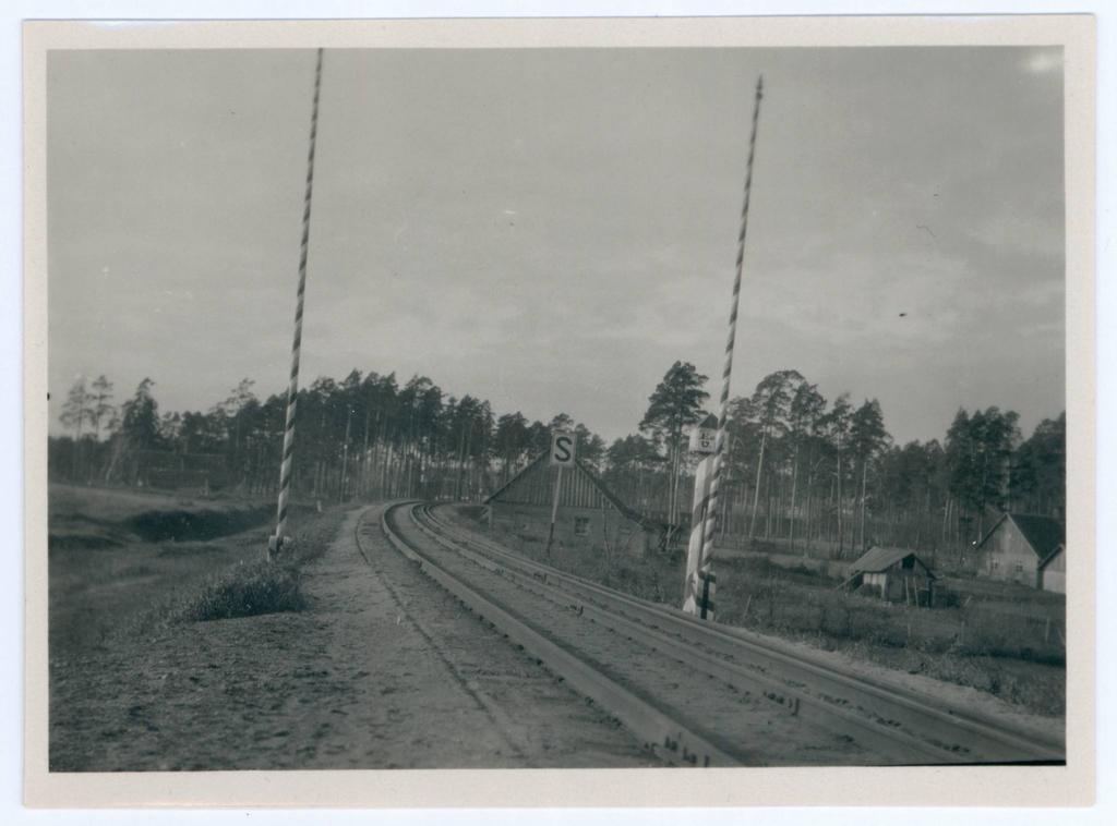 Eesti- Läti piir raudteel Valkas Luke surnuaia juures