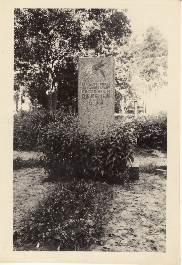 Friedrich Bergi hauamonument Sangaste kalmistul