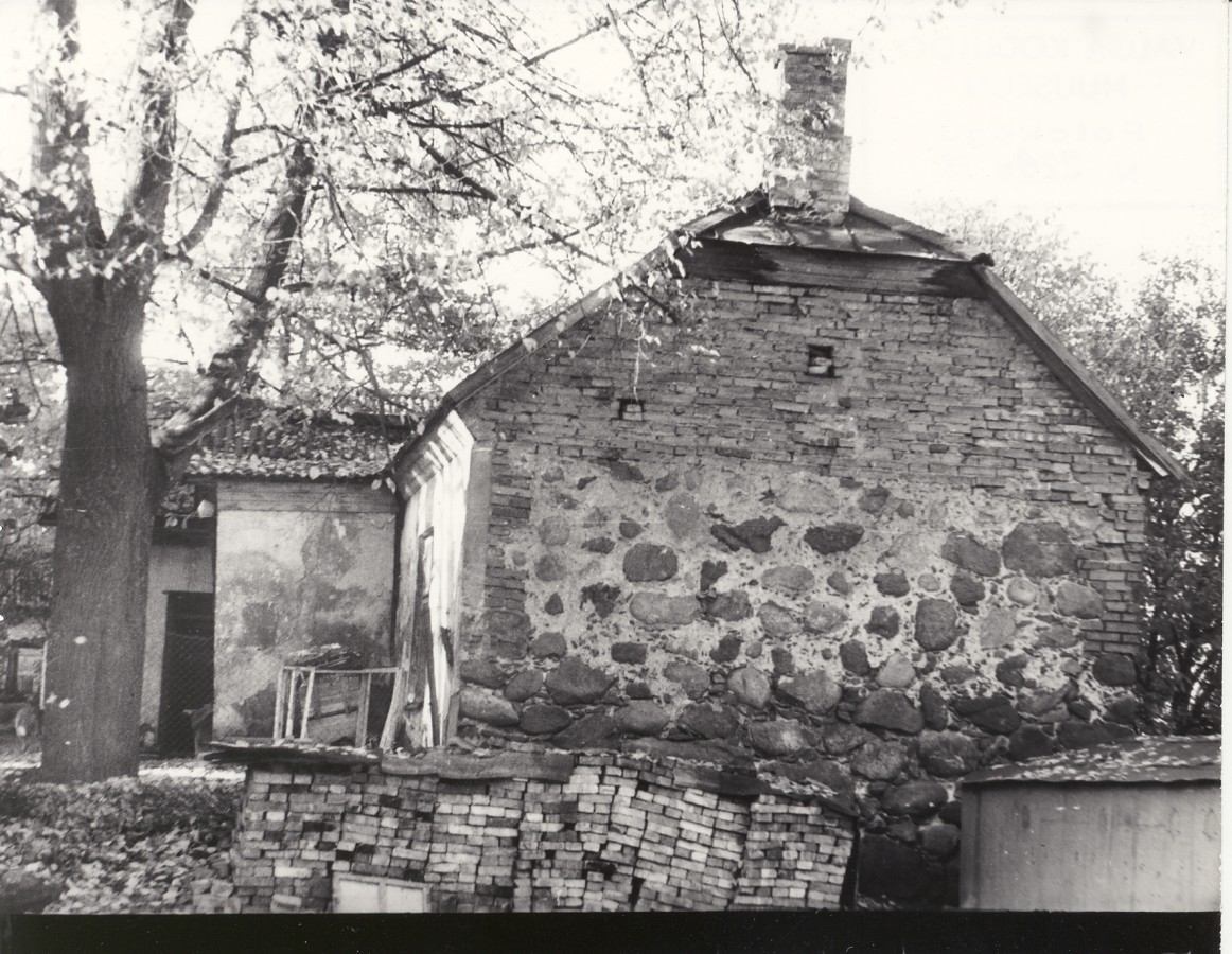 Vana hoovimaja muusikakooli õuel