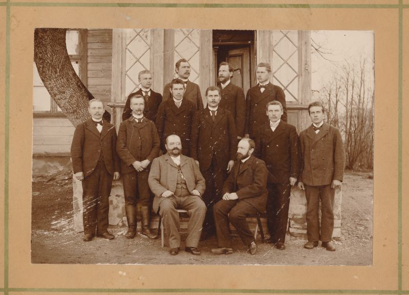 Foto. Ridala kihelkonnakooli õpetajad 1901. või 1907. a. Foto: T. Haack.