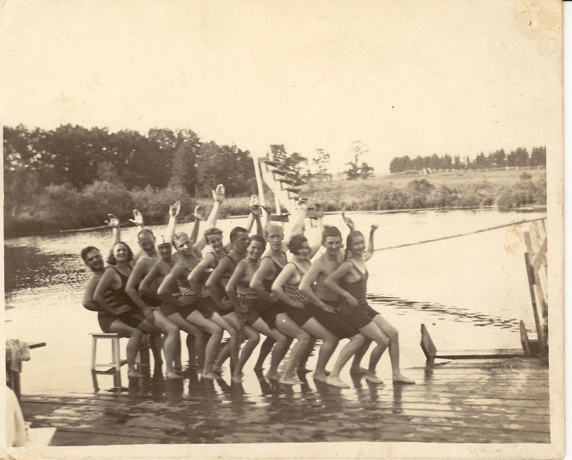 Sangaste mõisa külastajad Soomest mõisa tiigi platvormil