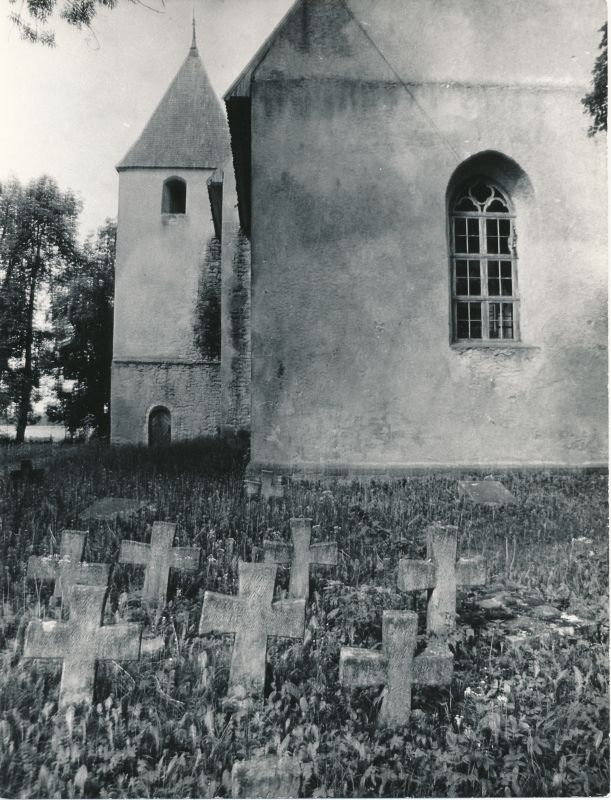 Foto. Ridala kirik ja ristid kirikuaias. 19.06.1980.