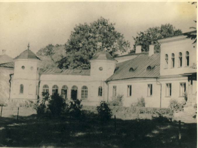 Main building of Avanduse Manor, by the garden