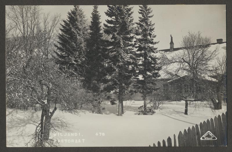 foto albumis, Viljandi Jaani kirik, pastoraat, aed, u 1925, foto J. Riet