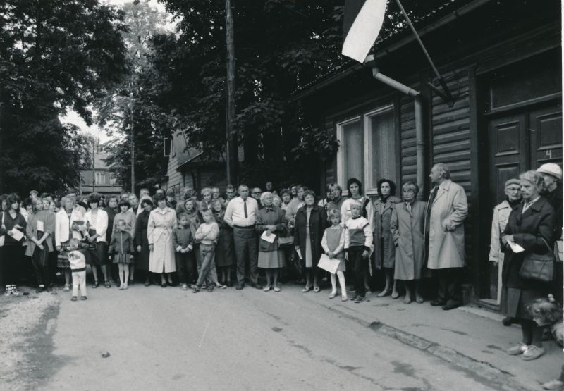 Foto. 27.augustil 1988.aastal kell 19.00 avati Hapsalus Lembitu tn 9 mälestustahvel endiselel linnapeale Hans Alverile.
Fotol Hans Alveri mälestuse austajad.
Foto: Elmar Ambos.
