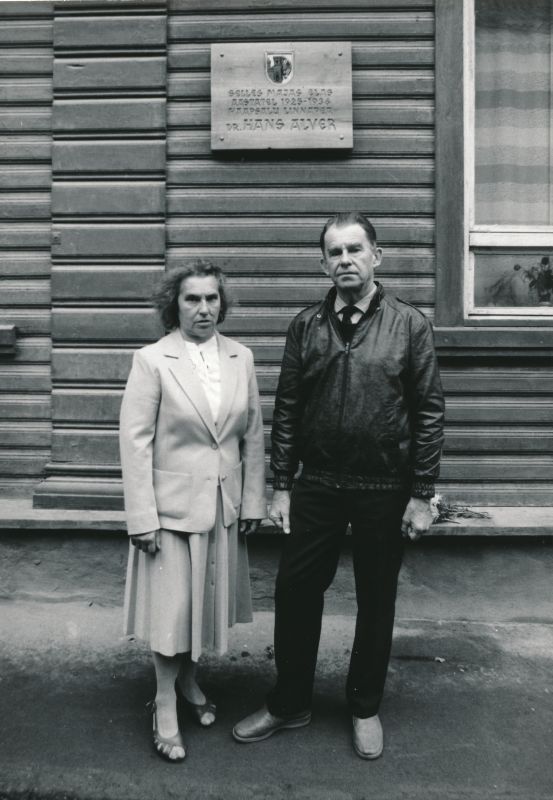 Foto. 27.augustil 1988.aastal kell 19.00 avati Hapsalus Lembitu tn 9 mälestustahvel endiselel linnapeale Hans Alverile.
Fotol Hans Alveri tütar Halja Alver ja poeg Hans Alver.
Foto: Elmar Ambos.