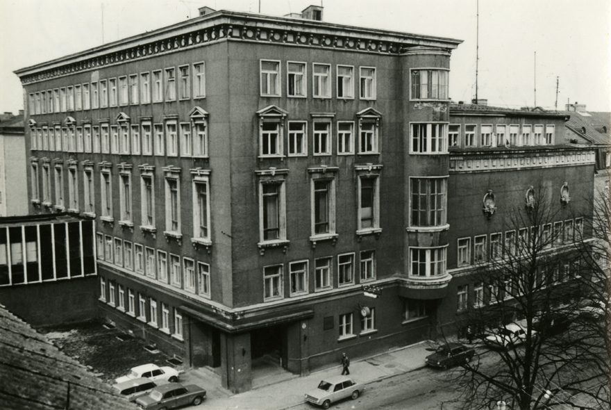 Vana Raadiomaja, vaade hoonele Kreutzwaldi ja Faehlmanni nurgamaja katuselt. Arhitekt Elmar Lohk (algne lahendus); pärast sõda Grigori Šumovski