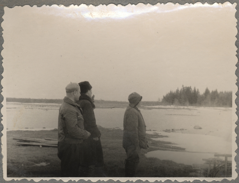 Haapsalu Kalakaitse Inspektsiooni tööst. Kolm talveriietes meest vaatamas kaldalt veekogu poole.