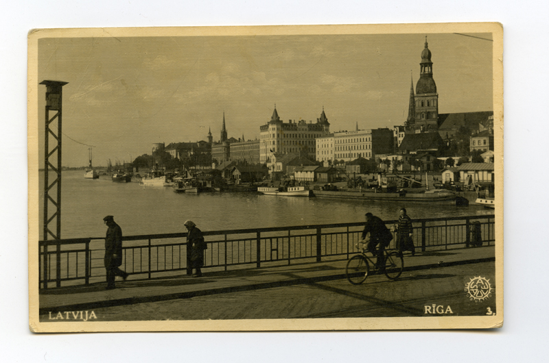 Fotopostkaart. Vaade sillalt Riia linnale ja sadamale