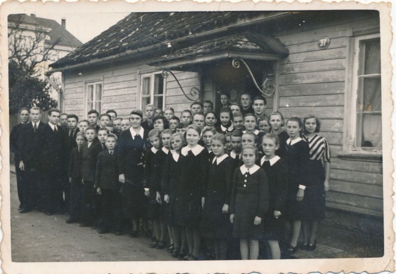 Foto. Haapsalu Rootsi Gümnaasium 1940.a. Mustvalge.