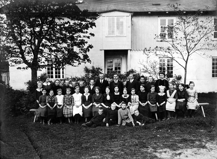 Grupifoto. Kärdla Haridusseltsi koolipere 1914.a.