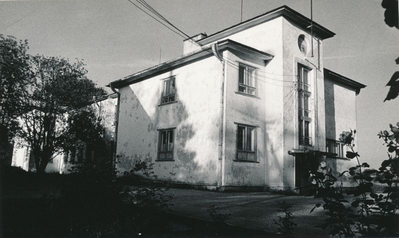 Foto.  Varbla koolimaja 1989.a. Ehitatud 1939.aastal. 
Foto: Eduard Laur.