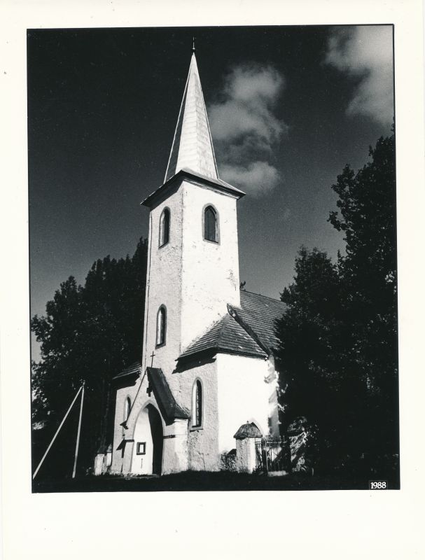 Foto.  Varbla kirik. Välisvaade. 1988.a.
Foto: Eduard Laur.