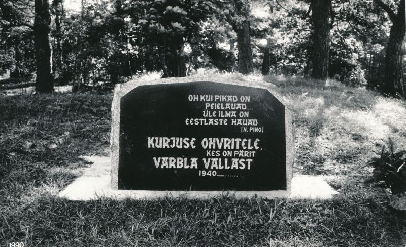 Foto.  Varbla. Mälestuskivi kurjuse ohvritele. 1990.a.
Foto: Eduard Laur.