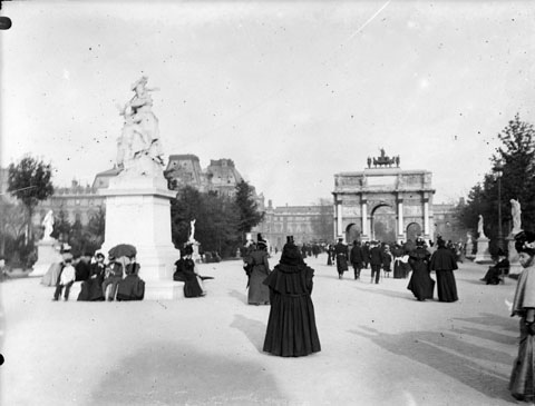 Groupe de sculpture représentant l'Alsace dans le jardin des Tuileries avec l'Arc de Triomphe du Carrousel en fond, avril 1898
