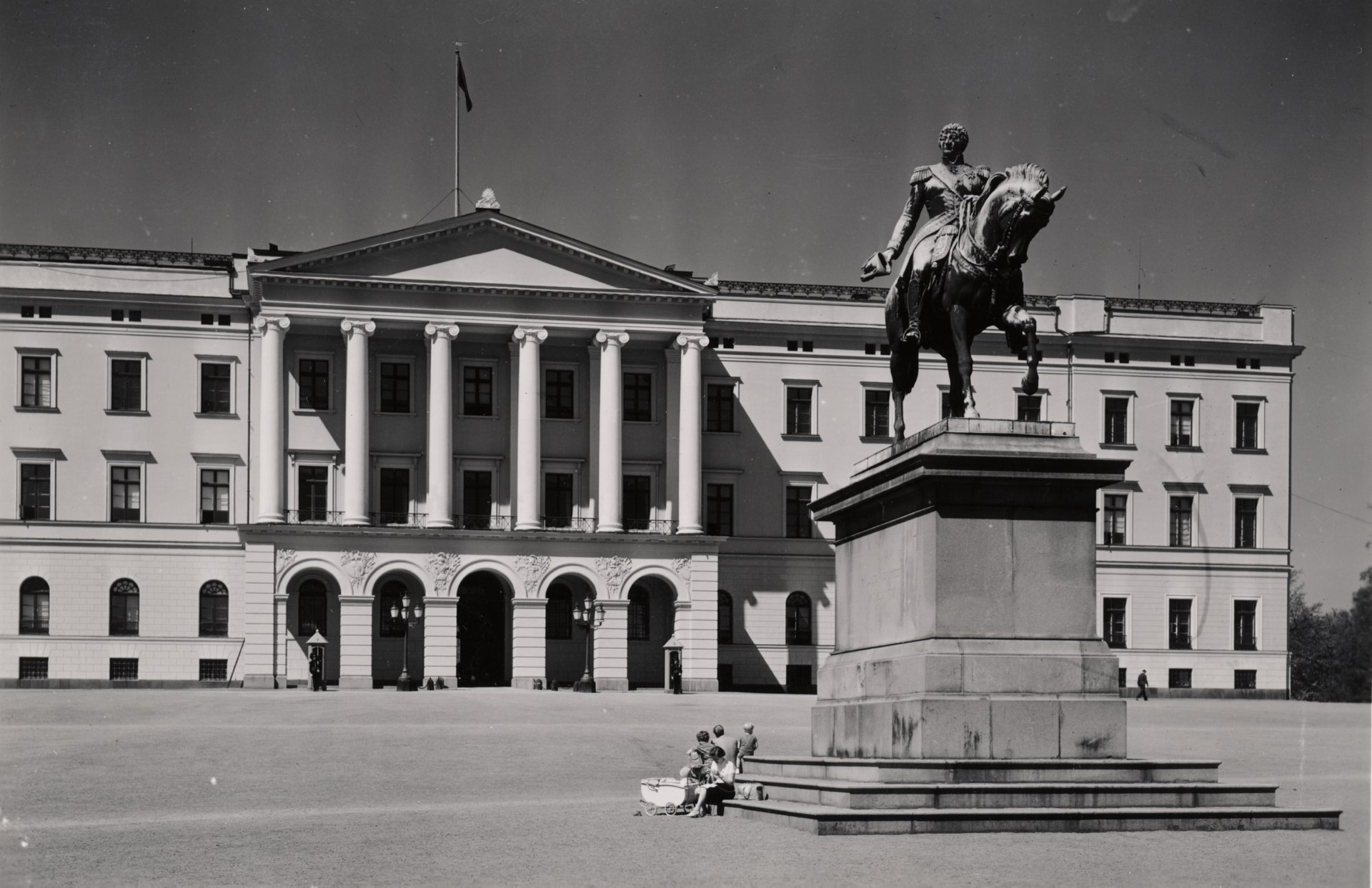 Slottsplassen, Slottsbakken (Drammensveien 1, Oslo)