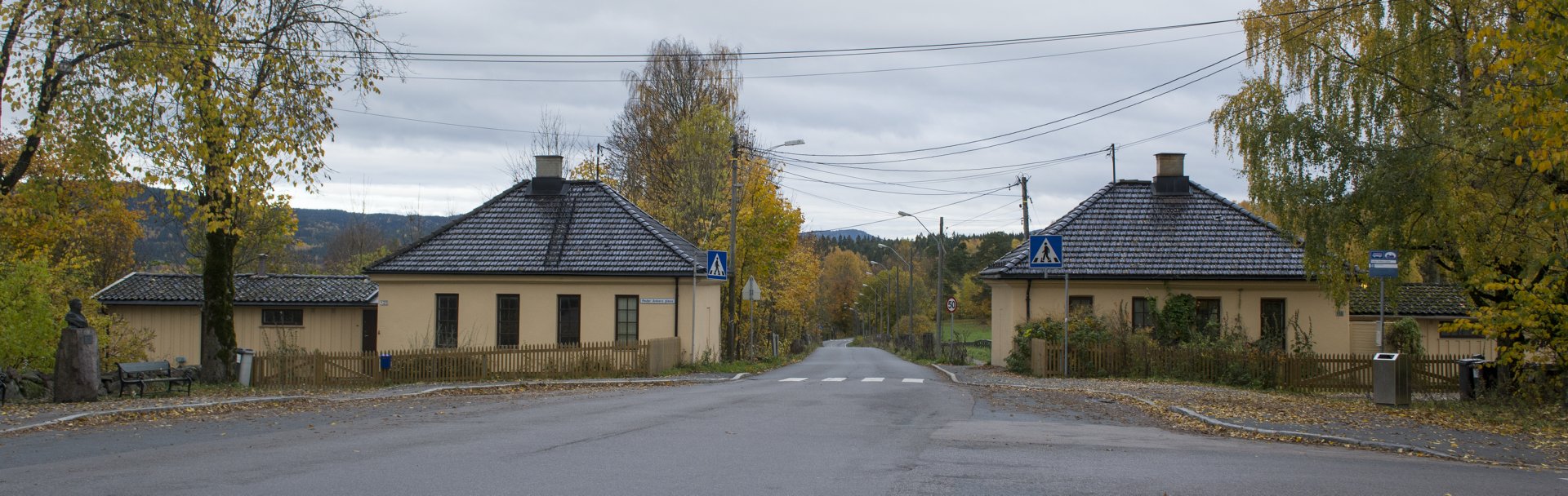 Bogstad gård, portstuene med allé mellom (Oslo)