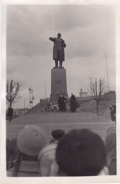 Mälestussammas Leninile Peetri platsil Narvas