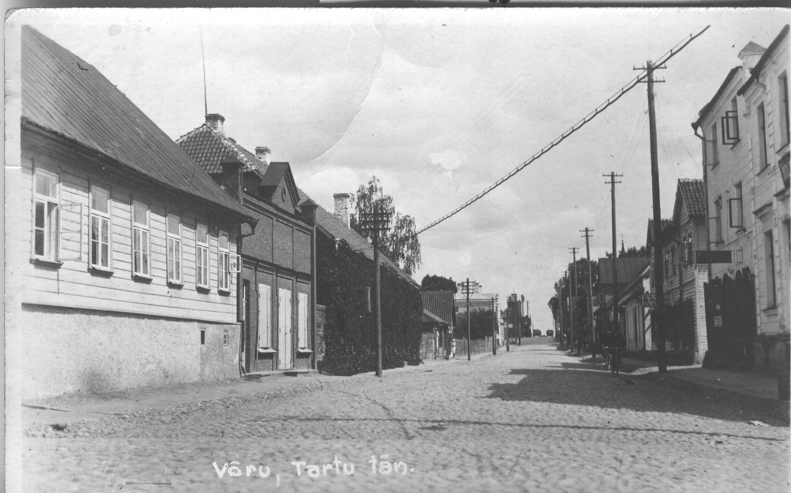 Foto. Võru linn. Tartu tänav 20.sajandi 20. aastatel.Vaade Kreutzwaldi tn. nurgalt.