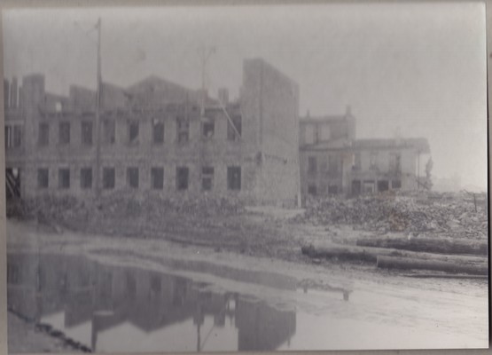 Purustatud Narva vaade, Peetri plats, 1946