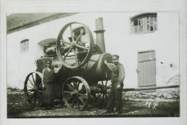 Aurumasin Vana-Põltsamaa mõisa õues umbes 1914. aastal. Paremal mõisa sepp Juhan Michelson, vasakul masinist.