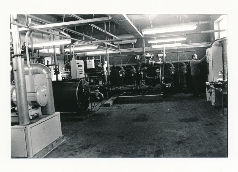 Foto.  Linnamäe kolhoosi Taani tehnoloogiaga sigala katlamaja aprillis 1990.