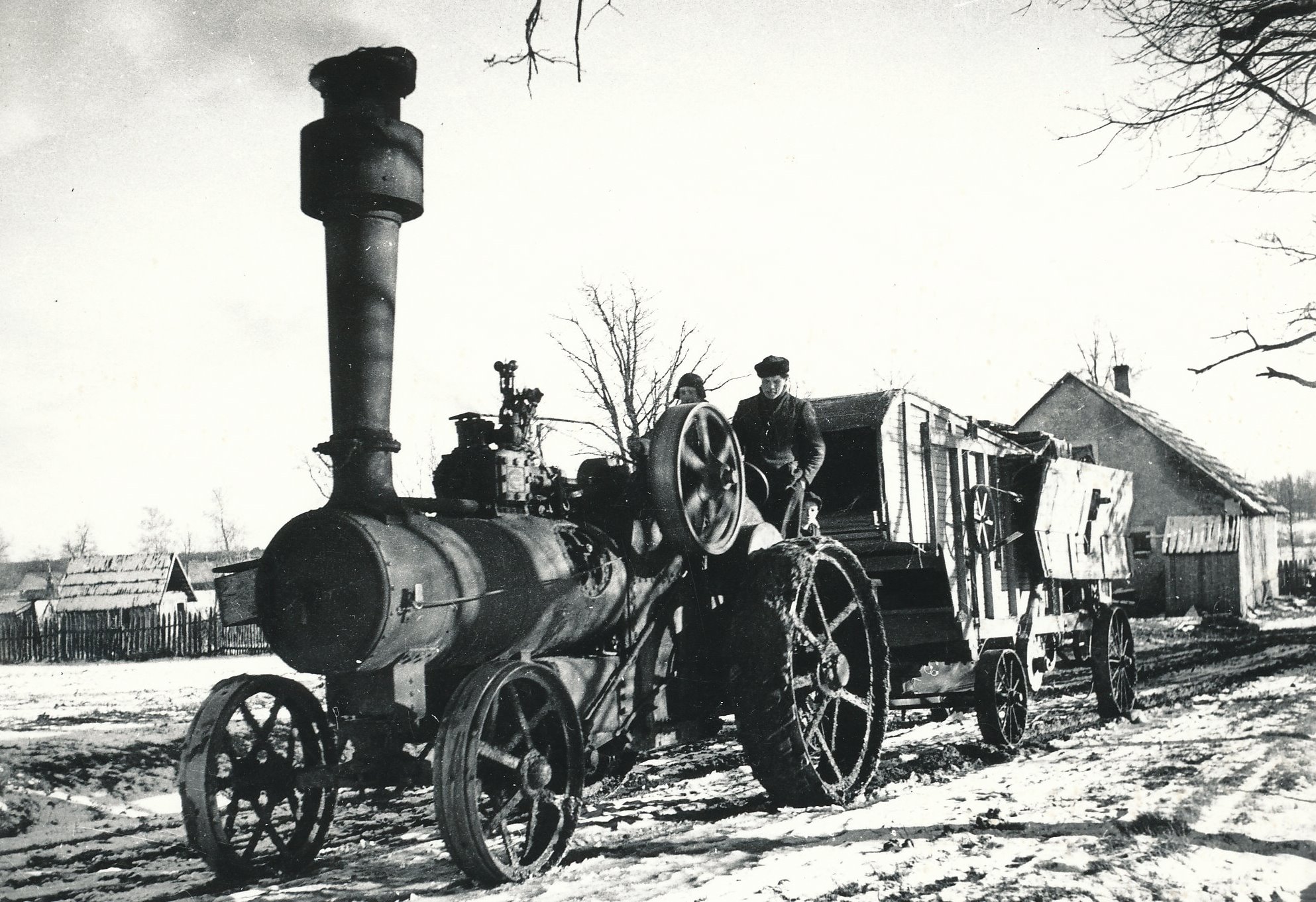 Foto. Lokomobiil ja viljapeksumasin Võrumaal Akadeemik Viljamsi nim. kolhoosis 1949.a.