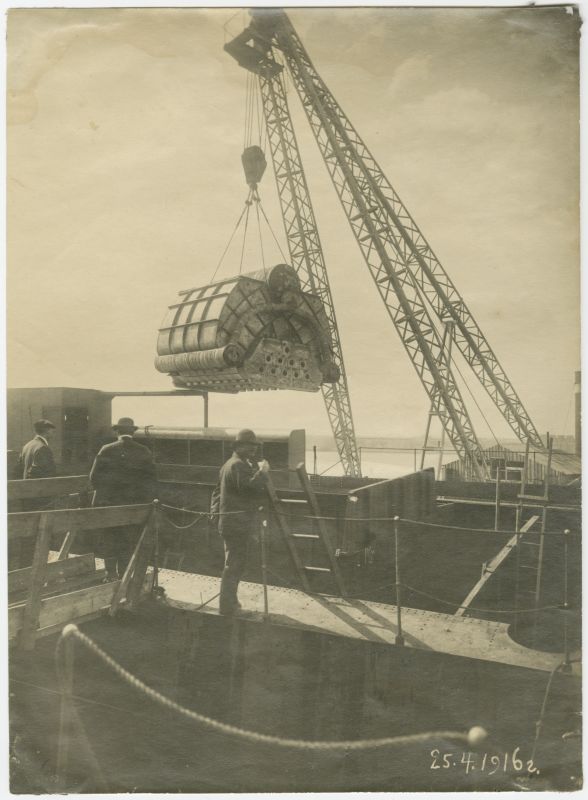 Aurulaeva katla kraanaga paikatõstmine Vene-Balti laevatehases