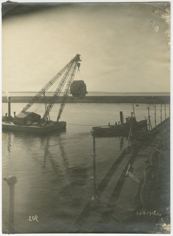 Puksiir vedamas Vene-Balti laevatehase akvatooriumil ujuvkraanat, mille konksu otsas rippumas laevakatel