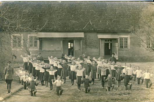 Haljala koolimaja ees lapsed võimlemas