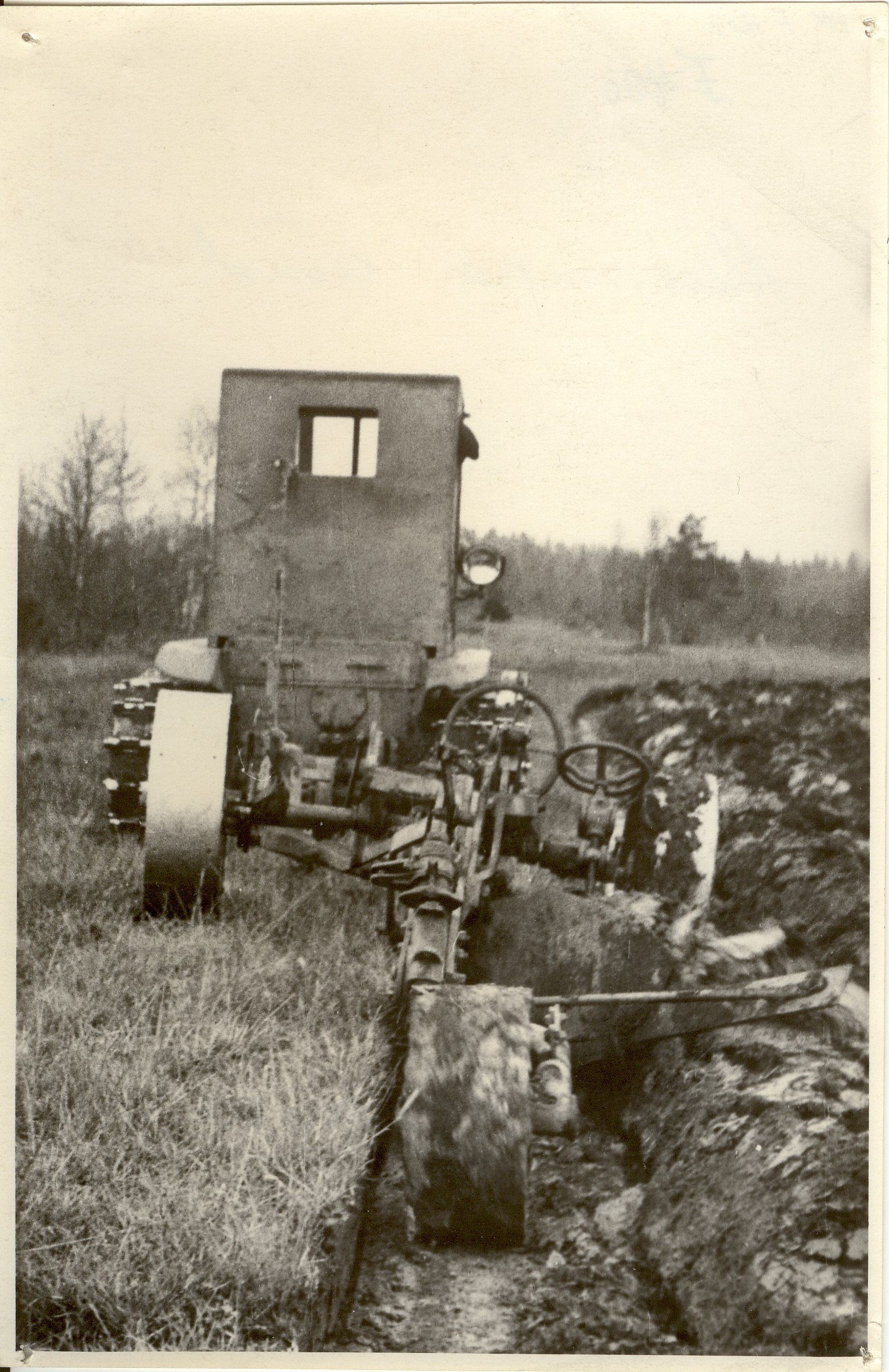 foto, traktor uudismaal kündmas, Järvamaa 1948.a.