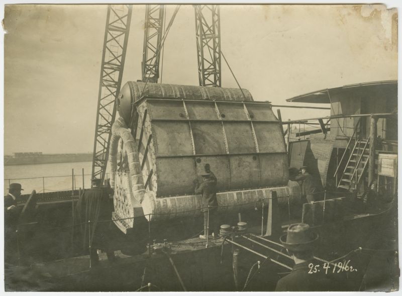 Aurulaeva katla kraanaga paikatõstmine Vene-Balti laevatehases