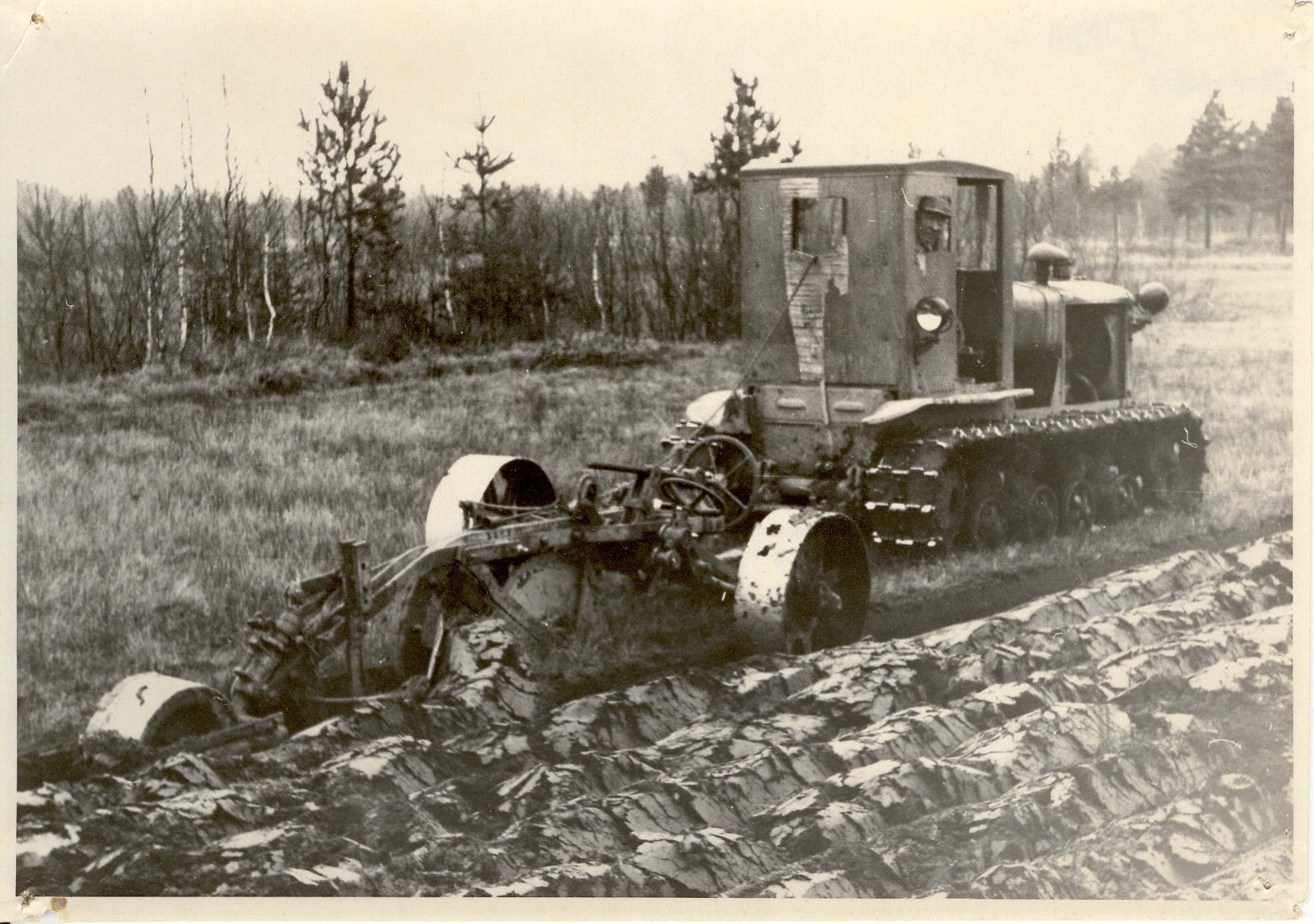 foto, traktor uudismaad kündmas, Järvamaa 1949.a.