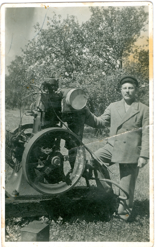 Foto.  Villem Kinkus viljapeksumasinaga 1935