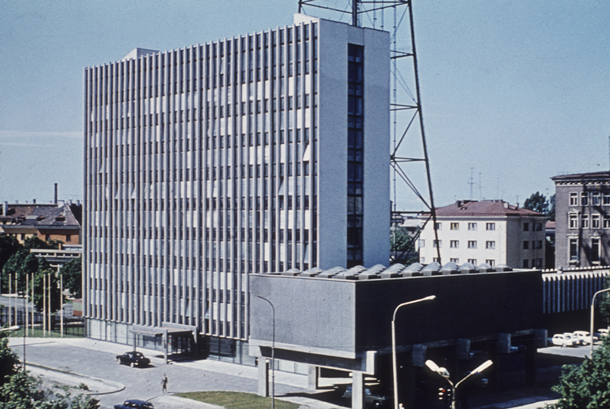 Uus Raadiomaja Tallinnas, vaade hoonele Kungla hotellist. Arhitektid Jüri Jaama, Ado Eigi