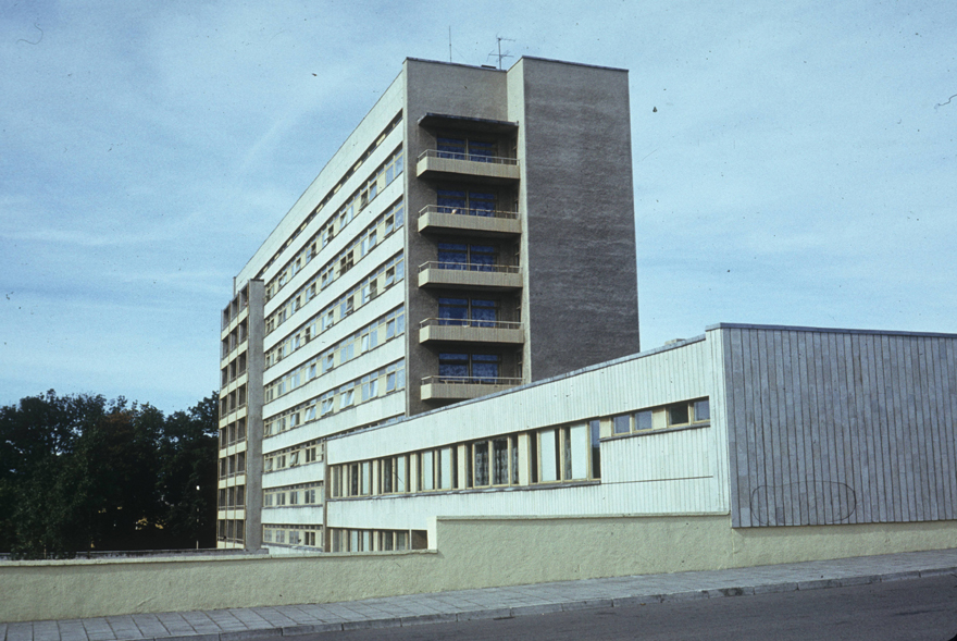 Magdaleena / IV haigla Tallinnas, vaade hoonele. Arhitektid Kalju Luts, Hansi Aru