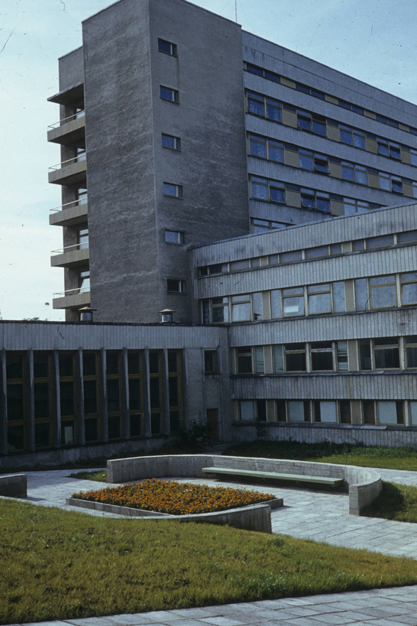 Magdaleena / IV haigla Tallinnas, vaade õuelt kõrgmahule. Arhitektid Kalju Luts, Hansi Aru