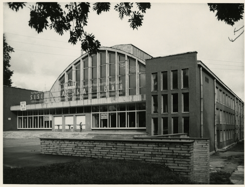 Kalevi siseujula Tallinnas, vaade hoonele eest. Arhitektid Uno Tölpus, Peeter Tarvas, Olga Kontšajeva