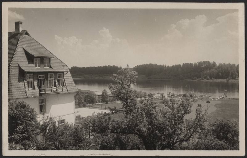fotopostkaart, Viljandi järv, tennise- ja veespordiklubi, vasakul osa J. Lutsu majast, tenniseväljak, u 1935, foto T. Parri
