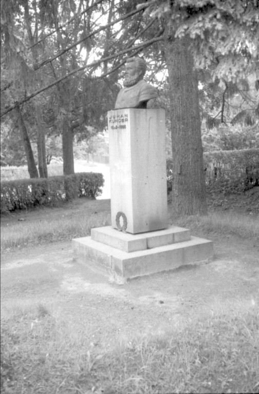 Johann Kunder monument (granite, bronze) Lääne-Viru county Rakvere city m. I. Kalinin Street at the end of the street