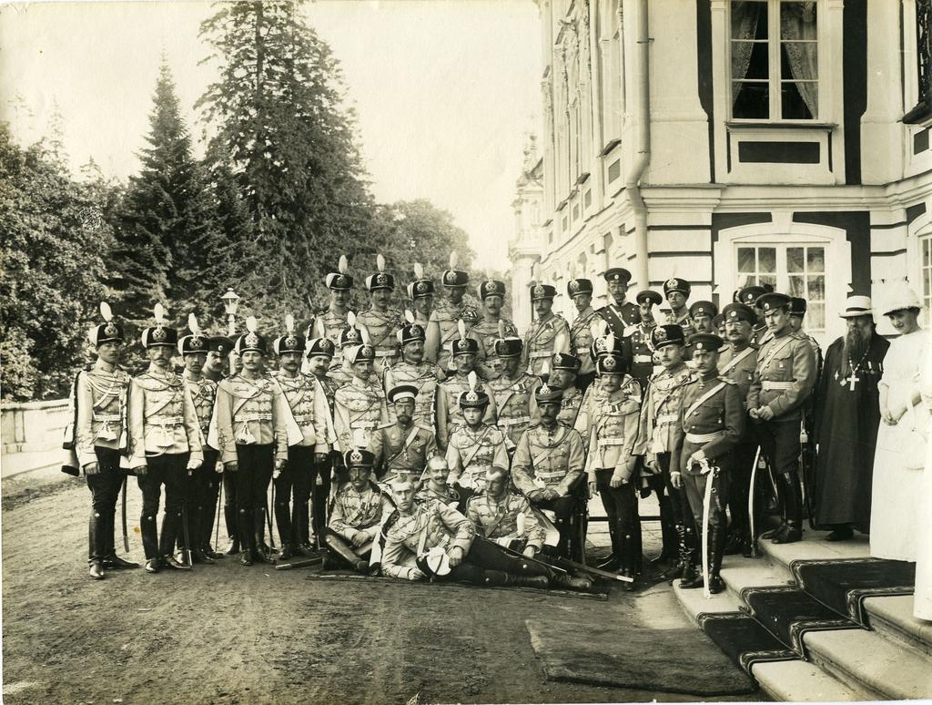 Tsaariarmee husaarirügemendi grupifoto,  tsaar Nikolai II tütar Olgaga