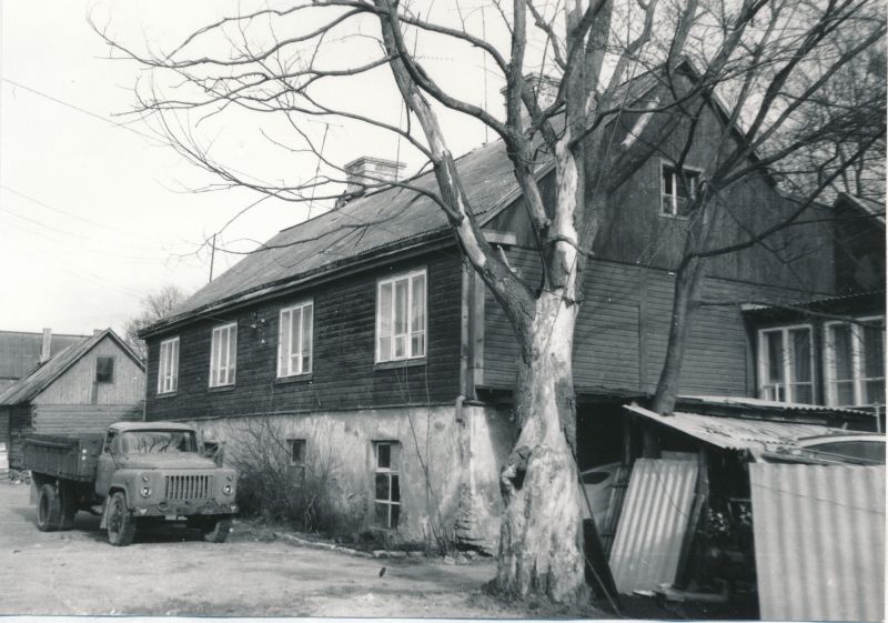 Foto. Karja tänav. Vaade linnuse vallikraavis olevale hoonele. 1991.